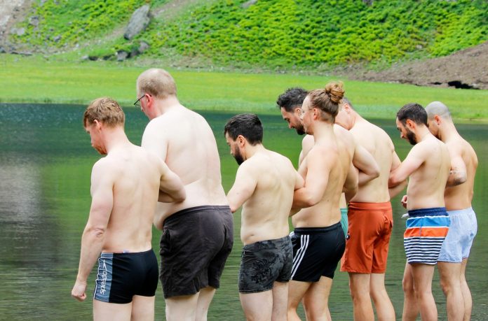 Gemeinsames Baden im Gletschersee